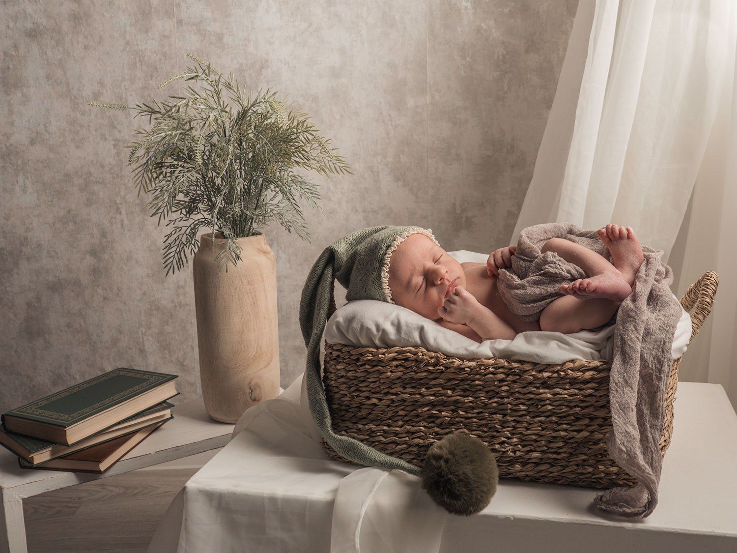 Un recién nacido duerme en una cesta de mimbre