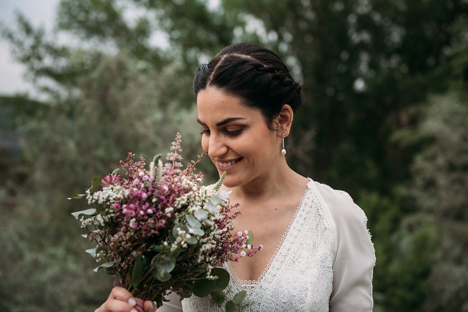 Una novia sonríe con su ramo de flores